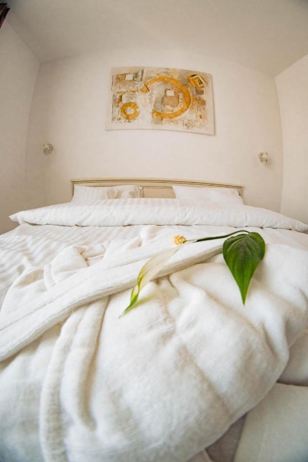 Hotel B4 Oradea Luaran gambar