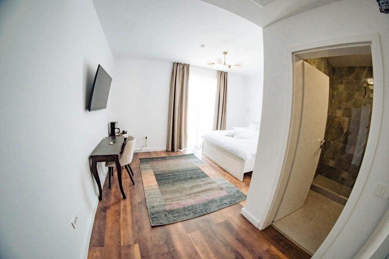 Hotel B4 Oradea Luaran gambar