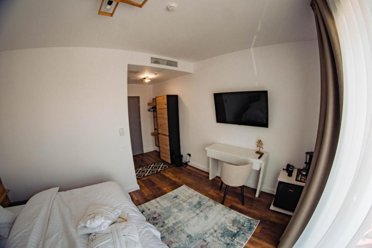 Hotel B4 Oradea Luaran gambar