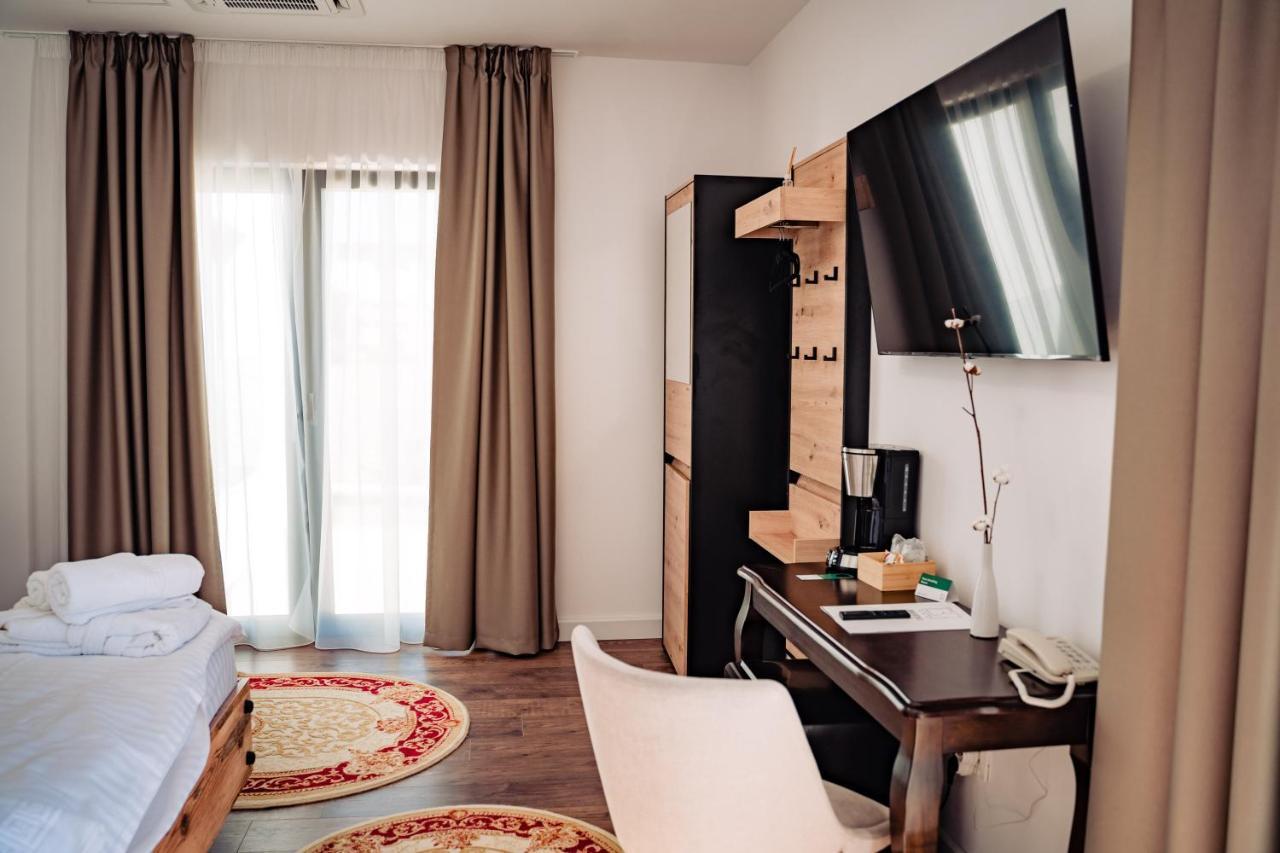 Hotel B4 Oradea Luaran gambar