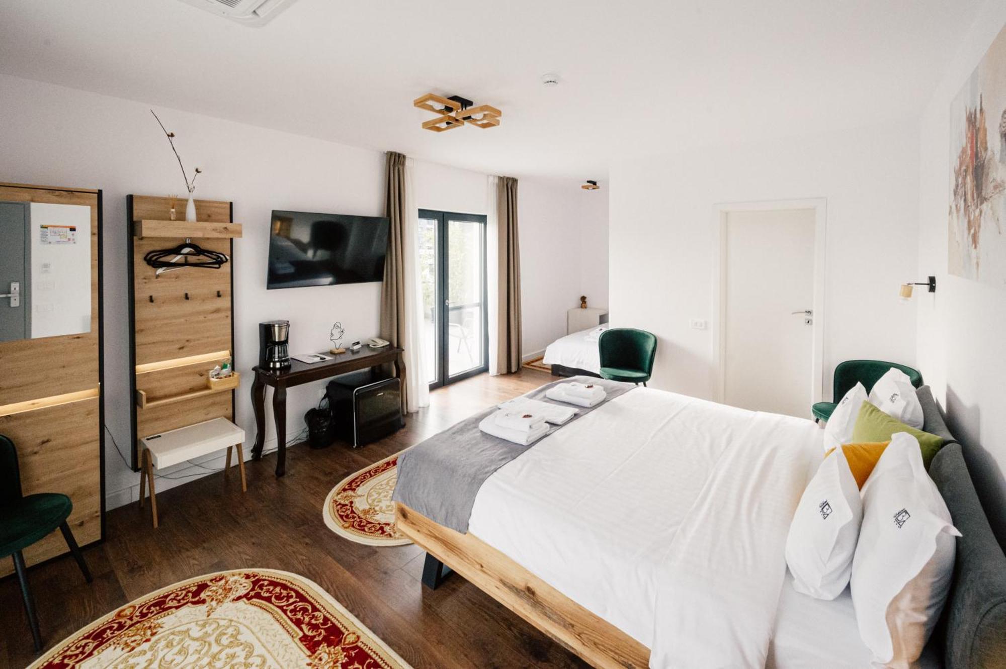 Hotel B4 Oradea Luaran gambar